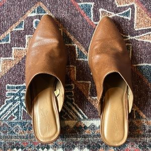 Universal thread mules - brown - size 8.5 EUC